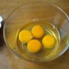 Đập trứng gà vào bát, dùng đũa đánh tan cùng với 1-2 muỗng cà phê muối. Thêm nước lạnh vào trứng, lượng nước bằng khoảng ½ lượng trứng. Lọc trứng qua rây sau đó cho vào khay.