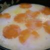 Thử trứng bằng cách xuyên tăm vào tô trứng hấp thấy ko có nước đọng lại là được.