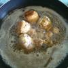 Đun nóng dầu ăn trong chảo, cho trứng cút lộn, trứng vịt lộn vào, chiên vàng giòn.