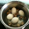 Trứng vịt lộn, trứng cút lộn cho vào nồi nước, luộc chín. Sau đó, vớt trứng vịt lộn, trứng cút lộn ra, để nguội, lăn qua 1 lớp bột chiên giòn.