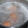Đặt một chiếc nồi khác lên bếp, cho 300ml nước vào, mở lửa lớn. Khi nước sôi già, nhẹ nhàng thả trứng vào luộc khoảng 5 phút rồi vớt ra.
