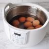 Trứng gà rửa sạch, nhẹ nhàng, để ráo bớt nước rồi cho vào nồi nước đem luộc chín. Trứng chín vớt ra, xả dưới vòi nước cho nguội và bóp nhẹ để vỏ trứng hơi vỡ ra. Sau đó cho trứng vào tô cách nhiệt, chế nước vào, thêm 5g trà đen, 2 hoa hồi, 3 lá nguyệt quế, ớt vào. Cho thêm chút đường phèn, nước tương, muối, khuấy nhẹ nhàng.
