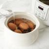 Trứng gà rửa sạch, nhẹ nhàng, để ráo bớt nước rồi cho vào nồi nước đem luộc chín. Trứng chín vớt ra, xả dưới vòi nước cho nguội và bóp nhẹ để vỏ trứng hơi vỡ ra. Sau đó cho trứng vào tô cách nhiệt, chế nước vào, thêm 5g trà đen, 2 hoa hồi, 3 lá nguyệt quế, ớt vào. Cho thêm chút đường phèn, nước tương, muối, khuấy nhẹ nhàng.