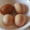 Đầu tiên đem trứng gà xả dưới vòi nước, dùng khăn lau sạch vỏ trứng. Sau đó cho trứng vào nồi, đổ ngập nước. Luộc trứng khoảng 5-6 phút rồi tiến hành bóc sạch vỏ, cắt nhỏ trứng luộc.