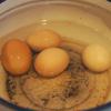 Đầu tiên đem trứng gà xả dưới vòi nước, dùng khăn lau sạch vỏ trứng. Sau đó cho trứng vào nồi, đổ ngập nước. Luộc trứng khoảng 5-6 phút rồi tiến hành bóc sạch vỏ, cắt nhỏ trứng luộc.