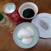 Luộc trứng chín lòng đào nếu bạn thích lòng đỏ còn ướt trong 6.30p hoặc luộc chín như hình là 9p. Trứng chín đúng độ cần thiết thì vớt ra cho ngay vào thau nước đá lạnh để hạ nhiệt cũng như dễ dàng bóc vỏ trứng. Chuẩn bị Coca, Sake, nước tương, lấy túi lọc cho hoa hồi, quế vào.