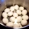Đun sôi nồi nước, cho trứng vào luộc chín khoảng 15 phút rồi vớt ra tô nước lạnh cho nhanh nguội và để ráo nước. Cho 2 gói trà túi lọc, 1 thanh quế, hoa hồi, vỏ quýt, 1 muỗng nước tương, 1 muỗng hắc xì dầu, 1 muỗng đường vào nồi, bắc lên bếp nấu sôi rồi tắt bếp. Trứng nguội, dùng muỗng đập xung quanh trứng rồi cho tất cả vào nồi nước ngâm 3 tiếng là có thể lấy ra dùng nha. Bạn cho trứng ngâm vào hộp và cho vào tủ lạnh ăn dần.