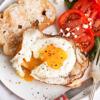 Tắt bếp, cho trứng ốp la ra đĩa, ăn kèm cà chua nếu thích. Trứng ốp la nên ăn ngay khi nóng giòn vì để lâu lòng đỏ trứng sẽ bị tanh, ăn mất ngon.