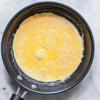 Trứng đà đánh tan bằng nĩa trong bát. Bắc chảo lên bếp, cho bơ vào đun nóng, láng bơ cho đều chảo, sau đó đổ bát trứng gà vào. Nếu phần nào chưa kịp chín thì bạn khoét lỗ để trứng tràn xuống đáy chảo, trứng sẽ được chín đều.