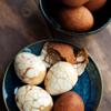 Tắt bếp, cho nồi trứng ra để nguội hoàn toàn (để trứng nguyên trong nồi). Sau khi trứng trà nguội, bóc vỏ và thưởng thức nhé!