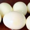 Trứng gà mua về rửa sạch vỏ, cho vào nồi nước, luộc chín. Sau đó, vớt trứng gà ra, bóc sạch vỏ.