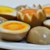 Trứng ủ nước tương là món ngon làm siêu đơn giản với trứng luộc chín béo thơm, ngâm ngập trong hỗn hợp nước tương và gia vị giúp nhuôm màu lòng trắng trứng trong đẹp mắt.
