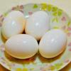 Rửa và lau sạch vỏ trứng. Cho trứng vào nồi, đổ nước ngập trứng, đun 8 phút với trứng vịt tính từ lúc nước sôi (7 phút với trứng gà). Vớt trứng ra ngâm vào thau nước lạnh 10 phút cho dễ bóc vỏ. Gừng, hành tây, hành boa rô cắt lát mỏng.