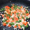 Cho nấm kim châm và cà rốt, đậu que vào chảo, cho 1 muỗng canh nước lọc, đảo đều chảo cho chín. Cho trứng vào chảo trộn đều.