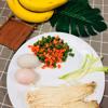 Sơ chế thực phẩm: Nấm kim châm cắt rễ, ngâm với muối loãng để rửa sạch. Cà rốt, đậu que rửa sạch cắt hạt lựu.