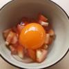 Cà chua sau khi cắt cho vào chén, đập trứng vịt cho vào, rưới tiếp khoảng 2 muỗng cà phê nước tương CHIN-SU tỏi ớt, dùng đũa đánh tan đề.