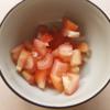 Đầu tiên đem cà chua rửa sạch, cắt bỏ cuốn rồi cắt thành những lát nhỏ, sau đó thái tiếp thành những khối hạt lựu. Bạn có thể bỏ hoặc giữ lại hạt cà chua tùy ý.