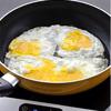 Đun nóng 2 muỗng canh dầu ăn, cho trứng vào ốp la vàng đều 2 mặt rồi cho ra đĩa, cắt miếng nhỏ vừa ăn.