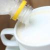 Cho cà phê đen ra cốc hoặc ly, thêm hỗn hợp sữa tươi không đường, đường trắng vào, khuấy đều.