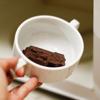 Chocolate bẻ khúc, cho vào lò viba quay tan chảy. Nếu không có lò viba, bạn có thể hấp cách thủy chocolate.