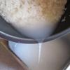 Dùng một 1kg gạo tẻ vo sạch, và cho vào nồi để nấu thành cơm. Sau khi gạo chín thành cơm. Ngâm cơm với 1.5 lít nước sạch và cho vào tủ lạnh, để qua đêm.