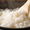 Dùng một 1kg gạo tẻ vo sạch, và cho vào nồi để nấu thành cơm. Sau khi gạo chín thành cơm. Ngâm cơm với 1.5 lít nước sạch và cho vào tủ lạnh, để qua đêm.
