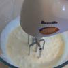 Lần cuối cùng bạn cho ra khỏi tủ lạnh, dùng máy đánh trứng đánh cho đến khi được chỗ kem sữa bông lên và mềm mịn như ý nhé!