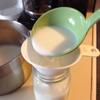 Múc 1 chút sữa ấm ra hòa với sữa chua cho tới khi tan hết rồi đổ lại vào nồi, khuấy đều. Chia sữa vào các lọ nhỏ, bạn có thể dùng phễu nếu không muốn bị rớt sữa ra ngoài.