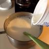 Múc 1 chút sữa ấm ra hòa với sữa chua cho tới khi tan hết rồi đổ lại vào nồi, khuấy đều. Chia sữa vào các lọ nhỏ, bạn có thể dùng phễu nếu không muốn bị rớt sữa ra ngoài.