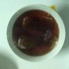 Cho trà túi lọc vào ly. Đun sôi 250ml nước, đổ vào ly trà túi lọc, để khoảng 3 phút cho trà ngấm và tan ra. Lấy gói trà túi lọc ra.
