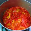Cho cà chua, ớt, tỏi và 1/2 chén nước vào nồi, bắc lên bếp, nấu khoảng 3 phút. Tắt bếp, vớt tỏi, ớt, cà chua ra.