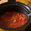 Cắt cà chua thành miếng nhỏ, cho lại vào nồi. Thêm muối hột vào, nấu sôi nhỏ lửa khoảng 20 phút.