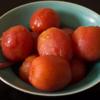 Đun sôi nồi nước, cho cà chua vào, chần sơ qua khoảng 5 phút. Sau đó, vớt cà chua ra, lột bỏ vỏ.
