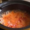 Cắt cà chua thành miếng nhỏ, cho lại vào nồi. Thêm muối hột vào, nấu sôi nhỏ lửa khoảng 20 phút.