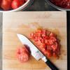 Cà chua rửa sạch, cắt nhỏ. Hành tây bóc vỏ, cắt hạt lựu.