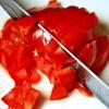 Cà chua, hành tây cắt hạt lựu thật nhỏ. Ớt rửa sạch, cắt nhỏ hoặc xay nhuyễn.