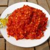 Cà chua, hành tây cắt hạt lựu thật nhỏ. Ớt rửa sạch, cắt nhỏ hoặc xay nhuyễn.