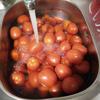 Cà chua rửa sạch, ngâm với nước có hòa tan muối khoảng 5 phút, cho vào nồi nước luộc chín. Vớt cà chua ra, bóc vỏ, bỏ hạt, xay nhuyễn.