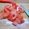 Cà chua rửa sạch, cắt miếng nhỏ, bỏ hạt. Ớt rửa sạch, hành tây bóc vỏ rồi cắt nhỏ cả 2.