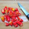Cà chua rửa sạch, cắt miếng nhỏ, bỏ hạt. Ớt rửa sạch, hành tây bóc vỏ rồi cắt nhỏ cả 2.