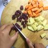 Rửa sạch rau củ, cắt khúc cà rốt, khoai tây và củ dền.