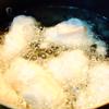 Làm nóng dầu ăn trong chảo, cho lườn gà vào, chiên vàng giòn. Vớt lườn gà ra đĩa có lót sẵn 1 lớp giấy nến, để ráo dầu.