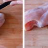 Thịt gà rửa sạch rồi dùng búa giần cho mềm. Sau đó cắt ức gà thành khối vuông có kích cỡ khoảng 1.5 x 1.5 cm.