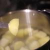 Cho khoai vào nồi lớn, đổ nước lạnh ngập khoai. Luộc khoai tới khi khoai chín, mềm. Có thể dùng một chiếc dao hoặc nĩa xiên qua khoai để thử độ mềm. 