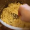 Lấy khoai tây ra khỏi nồi, phơi lên rá. Bật bếp đun hỗn hợp bơ, sữa đã chuẩn bị ở trên. Cho khoai tây vào nồi và nghiền nhỏ. 