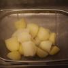 Lấy khoai tây ra khỏi nồi, phơi lên rá. Bật bếp đun hỗn hợp bơ, sữa đã chuẩn bị ở trên. Cho khoai tây vào nồi và nghiền nhỏ. 