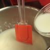 Hòa tan 30gr bột bắp với 50ml nước lọc, khi sữa tươi sôi thì đổ bột bắp từ từ vào sữa, vừa đổ vừa khuấy đều khoảng 10 giây cho bột chín rồi tắt bếp.