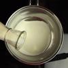 Cách làm váng sữa chua bé: Để mềm kem tươi vani và váng sữa ở nhiệt độ phòng. Cho sữa tươi vào nồi bắc lên bếp đun sôi.