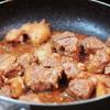 Cách nấu vịt nấu chao: Cho thịt vịt vào chảo xào sơ cho thịt hơi săn lại. Tiếp đến cho hết nước 1 trái dừa tươi vào một nồi khác, trút thịt qua, đun nhỏ lửa đến khi vịt chín mềm.