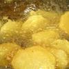 Cho dầu ăn vào chảo, đợi dầu nóng thì thả khoai tây vào chiên sơ. Vớt khoai ra giấy thấm bớt dầu.